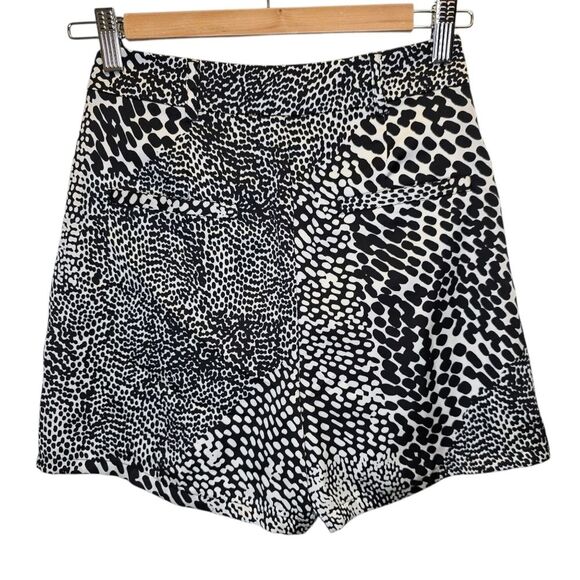 Express Women's 0 Black and White Abstract Print Dressy Satin Shorts - Picture 5 of 16